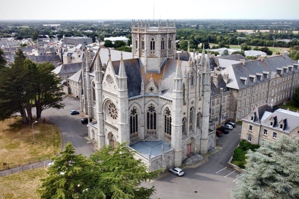Abbaye-de-Bon-Sauveur-a-Begard-un-riche-passe